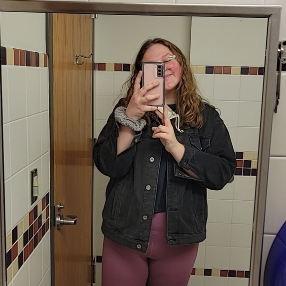 Meet your Posher, Danielle - Picture 1 of 1